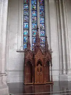 Un confessionnal sous les vitraux.