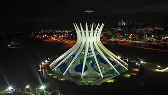 La cathédrale éclairée de nuit.