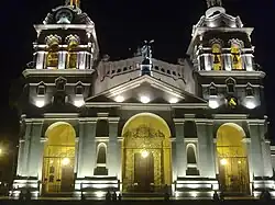 Façade de la cathédrale de nuit.