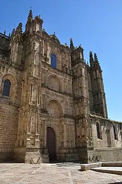 Façade principale de la nouvelle cathédrale de Plasencia, œuvre de Juan de Álava et Juan Gil de Hontañón.