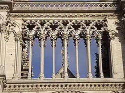 Arcades gothiques formant la galerie des chimères de Notre-Dame de Paris, constitués de quatre doublets d'arcades géminées inscrites, avec des arcs lobés.