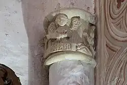 Chapiteau du XIVe&nbsp;siècle sur les colonnes ayant permis de rehausser l'édifice primitif du XIe&nbsp;siècle, représentant un ange, symbole de saint Mathieu.