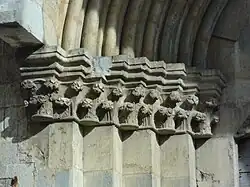 Détail des chapiteaux du portail.