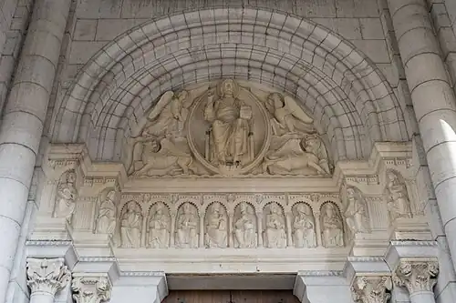 Tympan de la cathédrale Saint-Apollinaire de Valence.