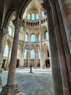Vue du croisillon sud, avec le baptistère.