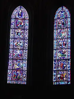 Deux verrières en lancette, chacune comportant sept médaillons étagés verticalement.