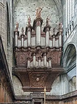 Cathédrale de Narbonne, orgues en nid d'hirondelle (67 jeux).