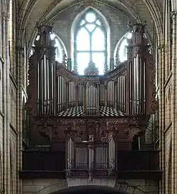 Photographie d'un grand orgue de tribune placé devant les verrières de la façade ouest.
