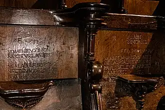 Photographie de deux dossiers comportant des graffitis.