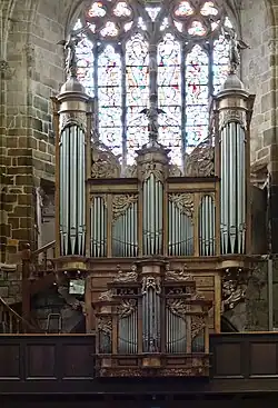 Photographie d'un orgue au revers de la façade de l'église.