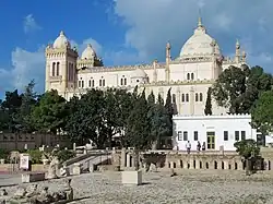 La cathédrale Saint-Louis, avec une partie du musée national sur le site de l'ancienne Carthage.