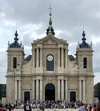 Vue de la façade de la cathédrale Saint-Louis située à Versailles, dans les Yvelines.