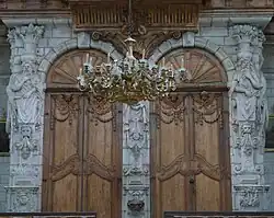 Sous le positif dorsal de l'orgue le portail occidental à double porte.