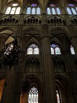 Éclairage de l'espace intérieur par les verrières des deux bas-côtés et de la nef centrale.