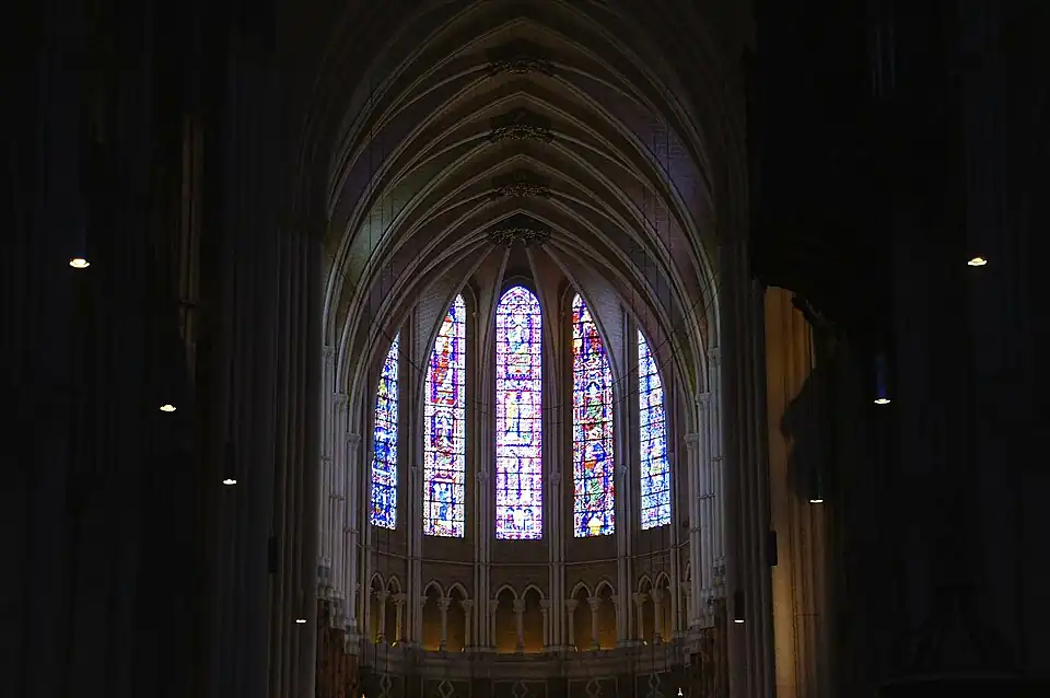 Vitraux du chœur (vue depuis le fond de la nef).