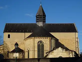 Photographie en couleurs d'une église.