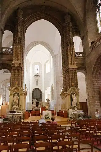 Vue générale de la nef avec l'arrière-choeur rénové en 2024