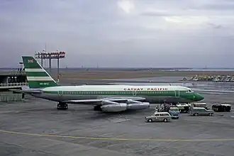 VR-HFZ, le Convair 880 de Cathay Pacific impliqué, ici à l'aéroport international de Tokyo-Haneda quatre mois avant l'attentat.