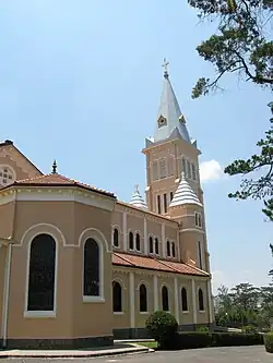Vue latérale de la cathédrale après restauration (2011).