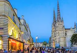 Photo d'une rue animée du centre ville de Bordeaux.