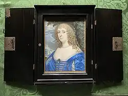 Peinture miniature d'un portrait d'une femme blanche aux cheveux blonds et robe bleue. Coffret d'encadrement en ébène et fermoirs en argent