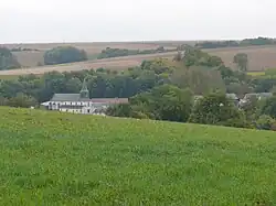 Le village est blotti dans un creux de vallées.
