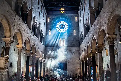 La nef vers l'entrée et la rosace.