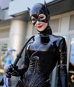 Cosplay de Catwoman telle que jouée par Michelle Pfeiffer dans Batman : Le Défi.