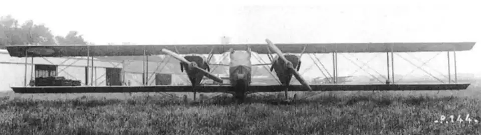 Photo noir et blanc d'un avion au sol.