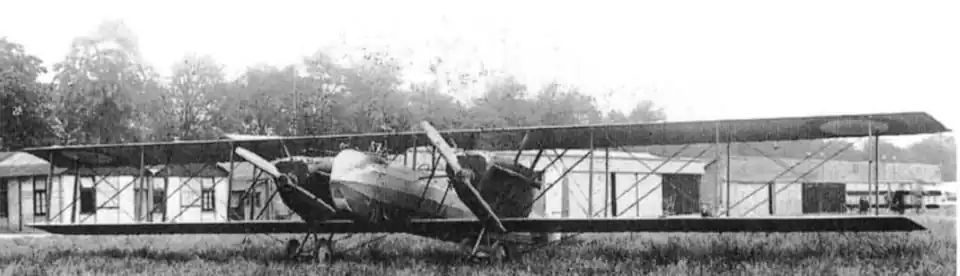 Photo noir et blanc d'un avion au sol.