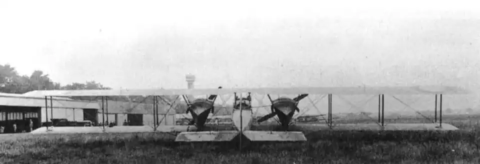 Photo noir et blanc d'un avion au sol.