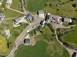 Vue aérienne de la place du village de Causse-Bégon.
