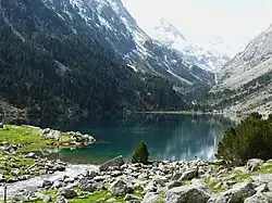 En bas à gauche, le gave de Gaube s'écoule depuis le lac de Gaube.