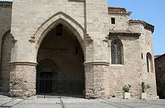 Porche et chevet de l'église Saint-Gervais-et-Protais.