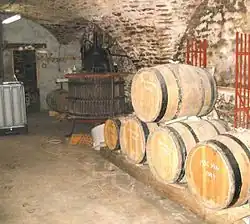 Pressoir à vin et pièce de vin traditionnels.