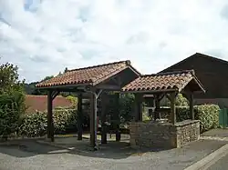 Un puits et un travail à ferrer