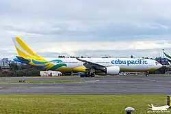 Un appareil (-900) de Cebu Pacific Air, remarquez l'ailette de bout d'aile sophistiquée et le pare-brise avec maquillage noir, issus de l'A350.