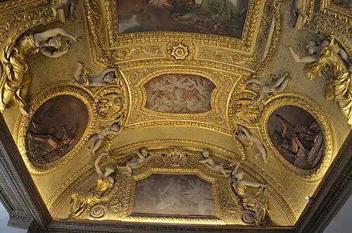 Plafond du hall avec médaillons du Nil et du Tibre.