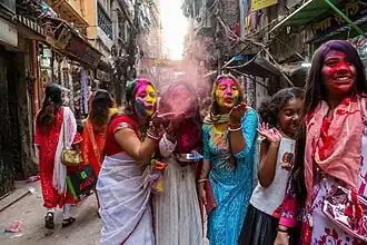 Célébration de Holi dans une rue d'une grande ville du Bangladesh, où il est appelé Dol Jatra ou Bôshonto Utshôb en bengali.