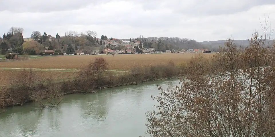 Panorama du village dans la vallée de l'Aisne.