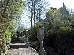 Le chemin de croix en pierre.
