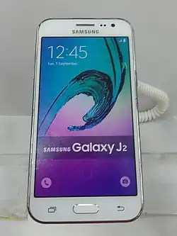 un téléphone en exposition, allumé