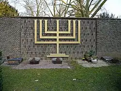 Menorah au cimetière de Francfort-sur-Main, Allemagne, XXe siècle.