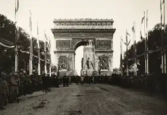 Cénotaphe élevé à la mémoire des morts de la Grande Guerre sous l'Arc de Triomphe, 1919.