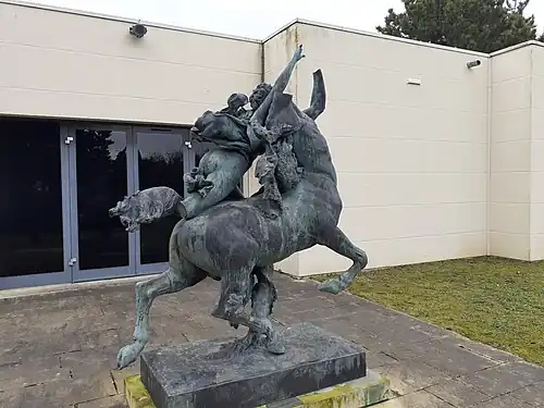 Photographie de la partie arrière droite du groupe.