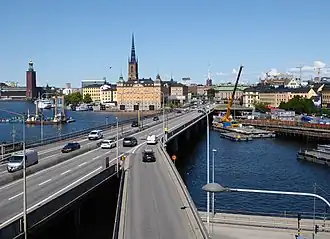 Vue de Centralbron depuis Södermalm. À l'arrière-plan, de gauche à droite : l'hôtel de ville de Stockholm, Riddarholmen et Gamla Stan.