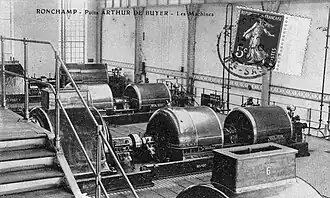 Photo noir et blanc montrant une grande salle avec les générateurs électriques.