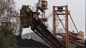 Mise en stock du charbon et dégazage au bulldozer