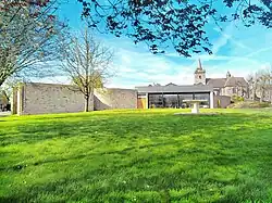 Le centre Jeanne Courtel et la chapelle Notre-Dame de Toute Aide vus depuis l’espace camping.