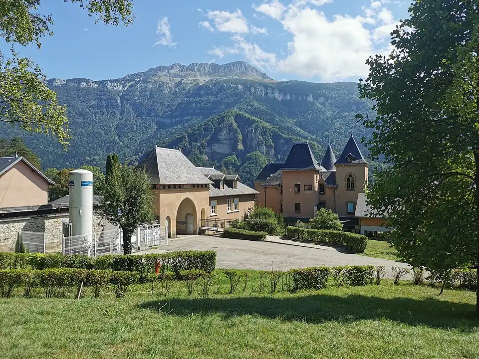 Centre Henri Bazire devant la Grande Sure